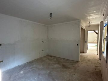 Moderna Casa a Terminar Parque Luro