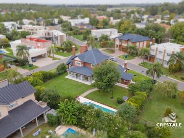 Imponente Casa 4 dormitorios en venta - Cadaques (Funes Hills)