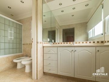 Imponente Casa 4 dormitorios en venta - Cadaques (Funes Hills)