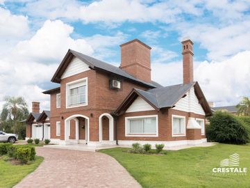 Imponente Casa 4 dormitorios en venta - Cadaques (Funes Hills)