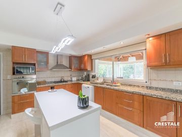 Imponente Casa 4 dormitorios en venta - Cadaques (Funes Hills)