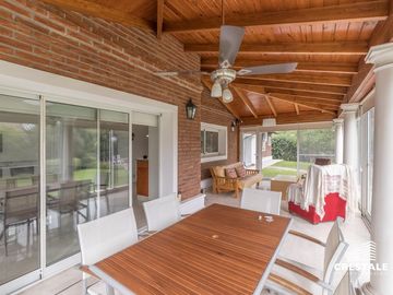 Imponente Casa 4 dormitorios en venta - Cadaques (Funes Hills)