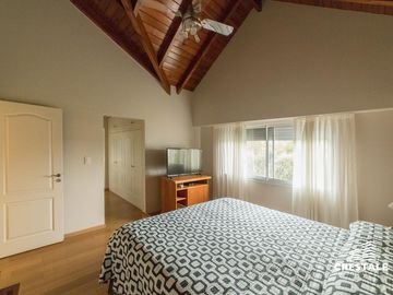Imponente Casa 4 dormitorios en venta - Cadaques (Funes Hills)