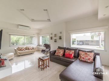 Imponente Casa 4 dormitorios en venta - Cadaques (Funes Hills)