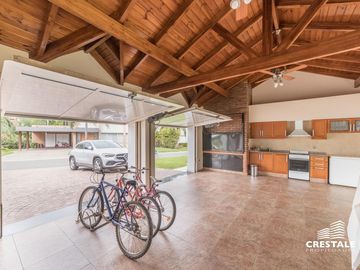 Imponente Casa 4 dormitorios en venta - Cadaques (Funes Hills)