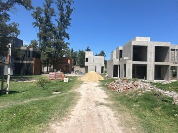 Venta de casa en complejo privado en Moreno