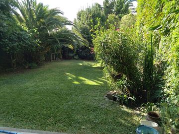 Casa en Olivos próximo Av Maipú. Gran jardín.