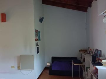 Casa en Olivos próximo Av Maipú. Gran jardín.