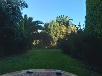 Casa en Olivos próximo Av Maipú. Gran jardín.