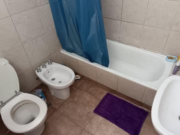 Casa en Olivos próximo Av Maipú. Gran jardín.