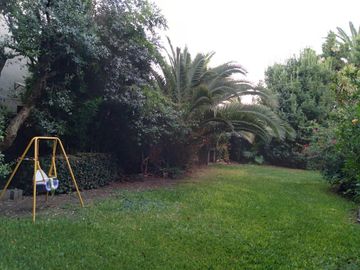 Casa en Olivos próximo Av Maipú. Gran jardín.