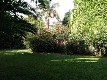 Casa en Olivos próximo Av Maipú. Gran jardín.