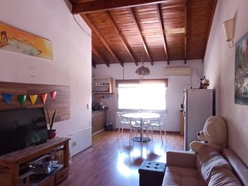 Casa en Olivos próximo Av Maipú. Gran jardín.