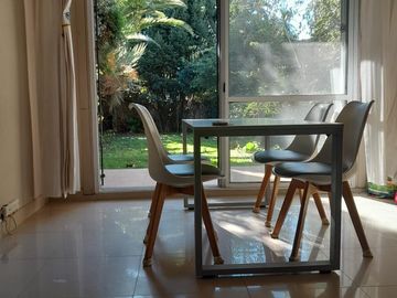 Casa en Olivos próximo Av Maipú. Gran jardín.