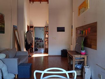 Casa en Olivos próximo Av Maipú. Gran jardín.