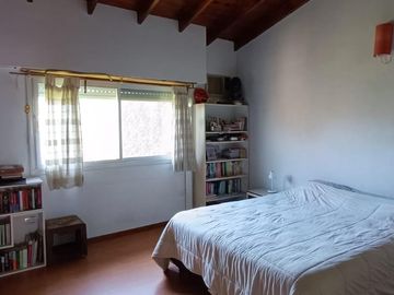 Casa en Olivos próximo Av Maipú. Gran jardín.