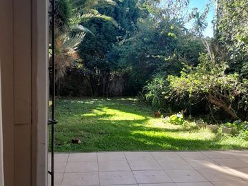 Casa en Olivos próximo Av Maipú. Gran jardín.
