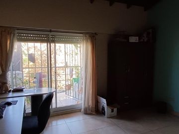 Casa en Olivos próximo Av Maipú. Gran jardín.