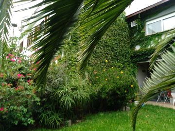 Casa en Olivos próximo Av Maipú. Gran jardín.
