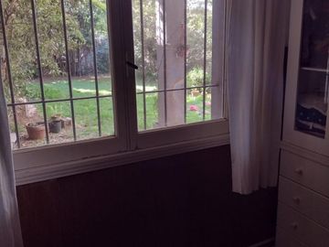 Casa en Olivos próximo Av Maipú. Gran jardín.