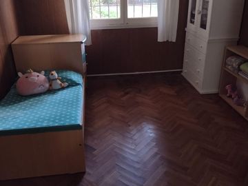 Casa en Olivos próximo Av Maipú. Gran jardín.