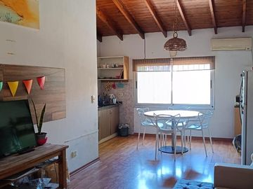 Casa en Olivos próximo Av Maipú. Gran jardín.
