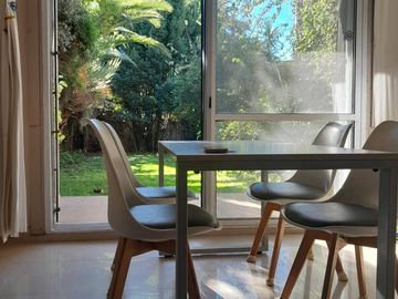 Casa en Olivos próximo Av Maipú. Gran jardín.