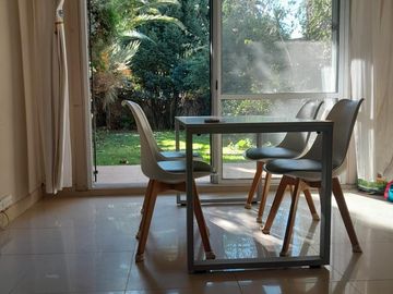 Casa en Olivos próximo Av Maipú. Gran jardín.