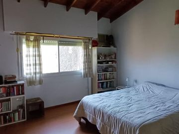 Casa en Olivos próximo Av Maipú. Gran jardín.