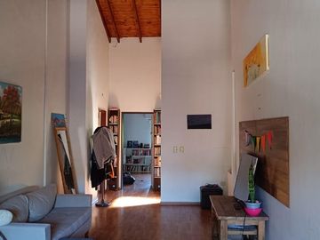 Casa en Olivos próximo Av Maipú. Gran jardín.