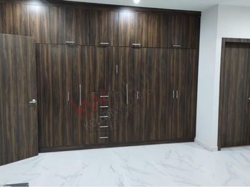 Si buscas invertir en un hogar con estilo, acabados finos y a la vanguardia esta es la propiedad perfecta. Ubicada en la ciudad de Durango capital.