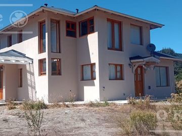 Chacra  Lago Puelo 2 has   Importante Casa de 235 m2 de gran calidad