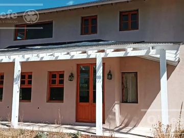Chacra  Lago Puelo 2 has   Importante Casa de 235 m2 de gran calidad