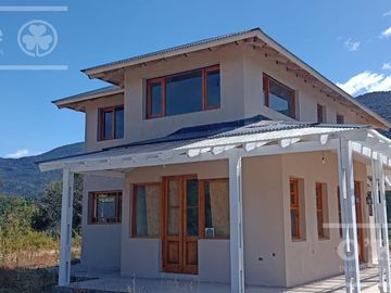 Chacra  Lago Puelo 2 has   Importante Casa de 235 m2 de gran calidad