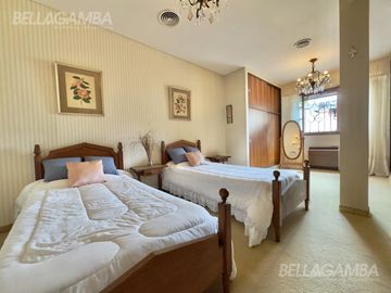 CASA VENTA VICENTE LOPEZ 4 AMB JARDIN PILETA   2 LOCALES COMERCIALES