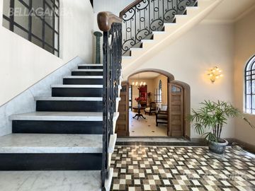 CASA VENTA VICENTE LOPEZ 4 AMB JARDIN PILETA   2 LOCALES COMERCIALES