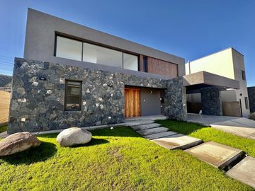 MODERNA CASA A ESTRENAR BARRIO AGUARIBAY