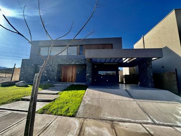 MODERNA CASA A ESTRENAR BARRIO AGUARIBAY
