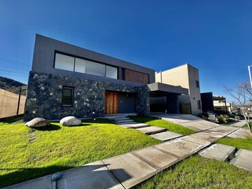 MODERNA CASA A ESTRENAR BARRIO AGUARIBAY
