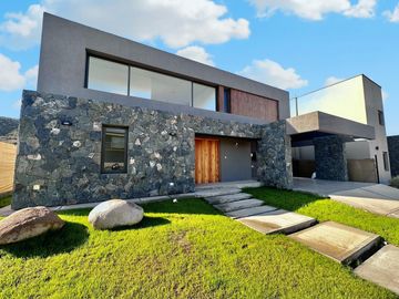 MODERNA CASA A ESTRENAR BARRIO AGUARIBAY
