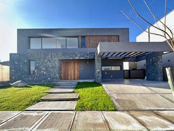 MODERNA CASA A ESTRENAR BARRIO AGUARIBAY