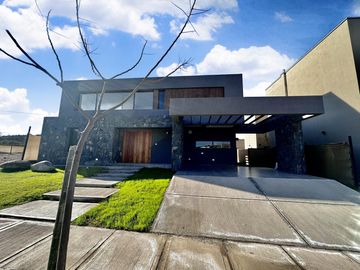MODERNA CASA A ESTRENAR BARRIO AGUARIBAY