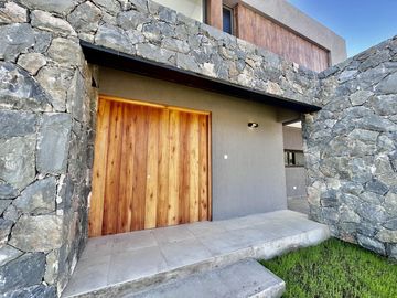MODERNA CASA A ESTRENAR BARRIO AGUARIBAY