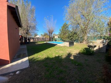 Casa de tres dormitorios con galeria, pileta y jardín. Rosario, Funes Garita 7