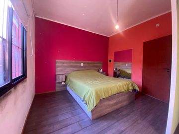 Casa de tres dormitorios con galeria, pileta y jardín. Rosario, Funes Garita 7