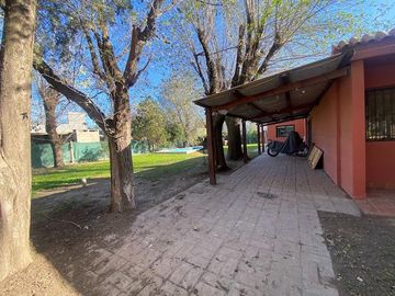 Casa de tres dormitorios con galeria, pileta y jardín. Rosario, Funes Garita 7
