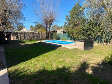 Casa de tres dormitorios con galeria, pileta y jardín. Rosario, Funes Garita 7