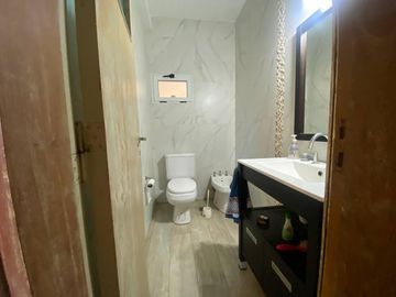 Casa de tres dormitorios con galeria, pileta y jardín. Rosario, Funes Garita 7
