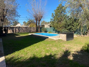 Casa de tres dormitorios con galeria, pileta y jardín. Rosario, Funes Garita 7