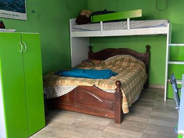 Casa de tres dormitorios con galeria, pileta y jardín. Rosario, Funes Garita 7